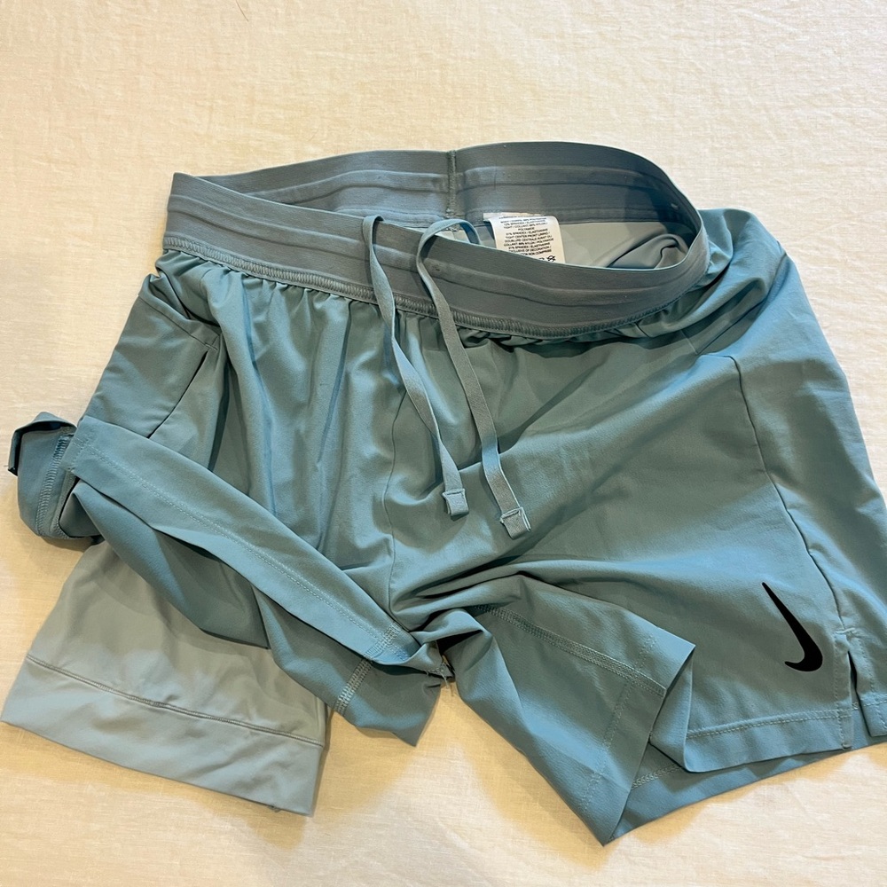Nike, Men’s dri fit Yoga/Athletic 2 in 1 short, Size Small, powder blue